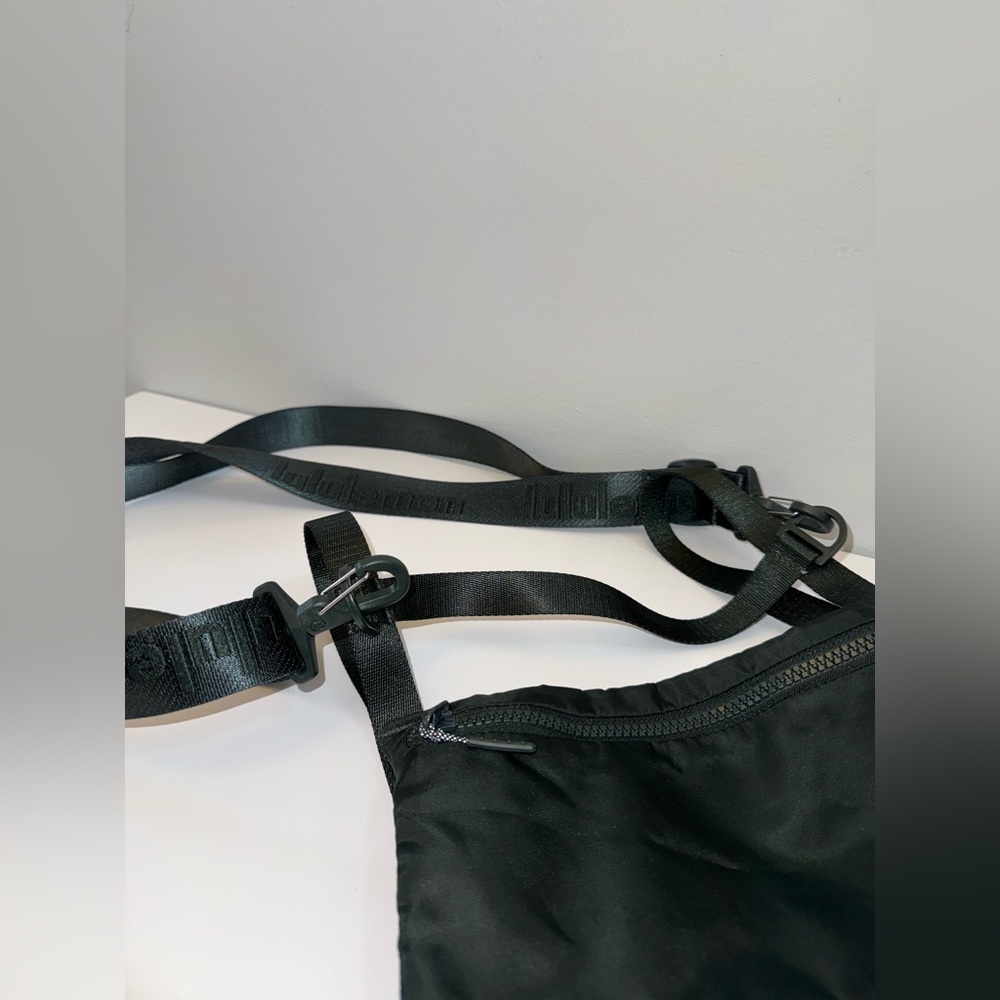 Lululemon Stow & Flow Yoga / Pilates Mat Strap Crossbody Bag in Forest Green - Picture 4 of 6